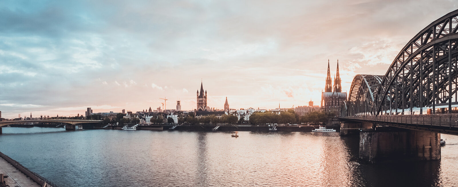 Blick über Köln mit Dom und Rhein